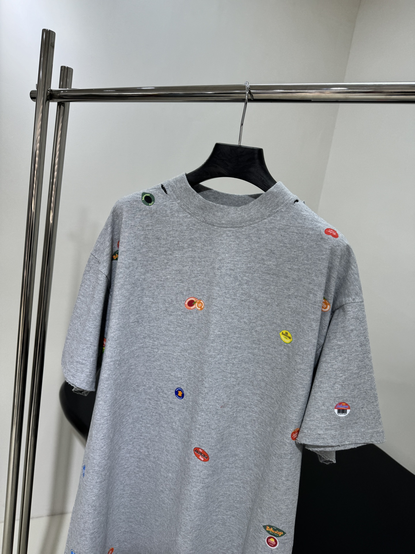 𝐵𝑎𝑙𝑒𝑛𝑐𝑖𝑎𝑔*25早春新品FRUITY中号版型T恤
褪色做旧灰色复古平纹针织面料
满饰fruity