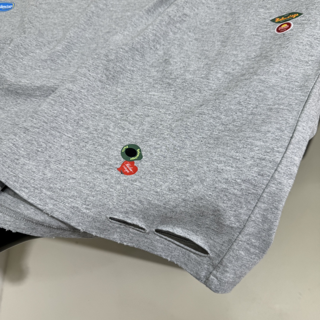 𝐵𝑎𝑙𝑒𝑛𝑐𝑖𝑎𝑔*25早春新品FRUITY中号版型T恤
褪色做旧灰色复古平纹针织面料
满饰fruity