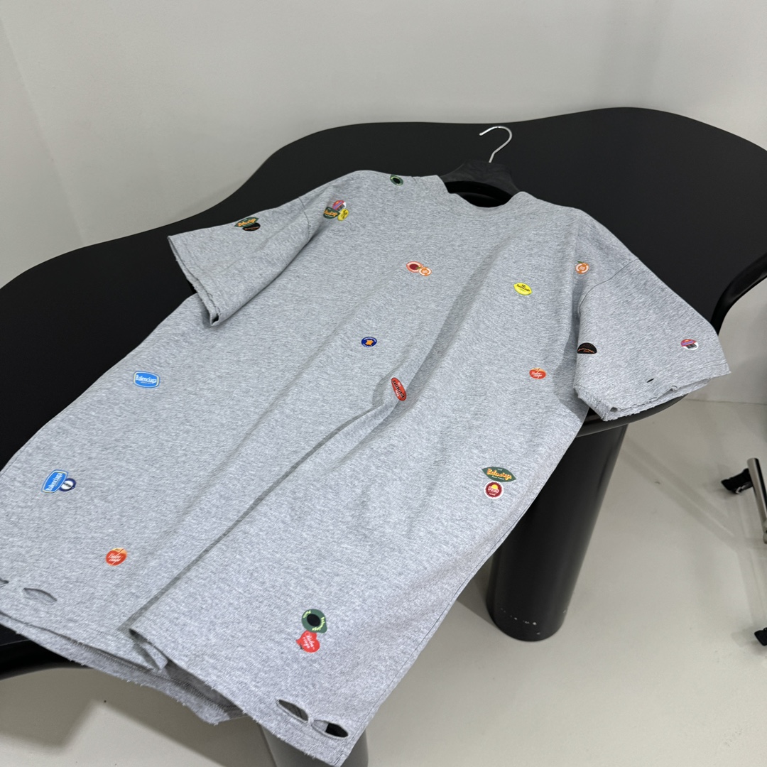 𝐵𝑎𝑙𝑒𝑛𝑐𝑖𝑎𝑔*25早春新品FRUITY中号版型T恤
褪色做旧灰色复古平纹针织面料
满饰fruity