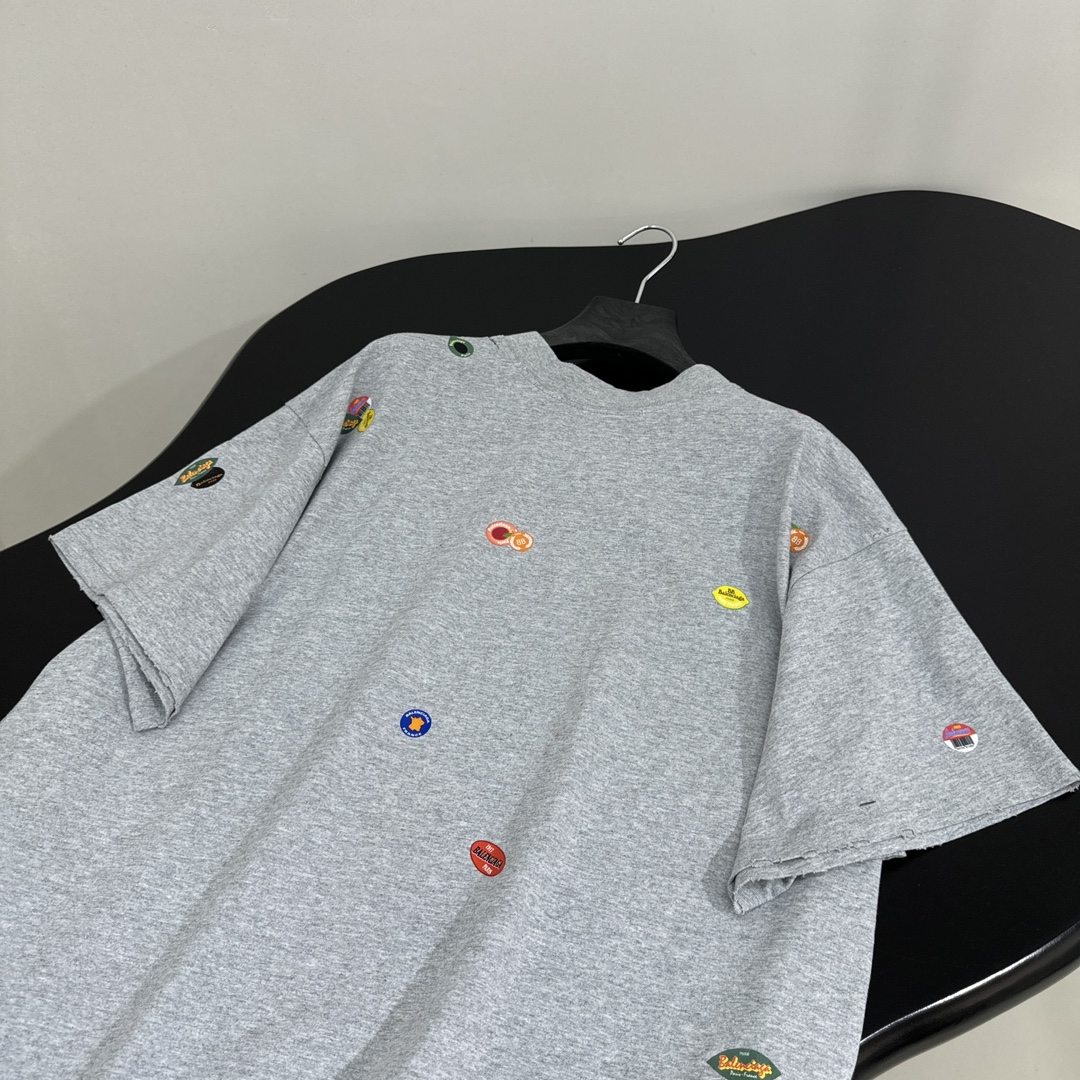 𝐵𝑎𝑙𝑒𝑛𝑐𝑖𝑎𝑔*25早春新品FRUITY中号版型T恤
褪色做旧灰色复古平纹针织面料
满饰fruity