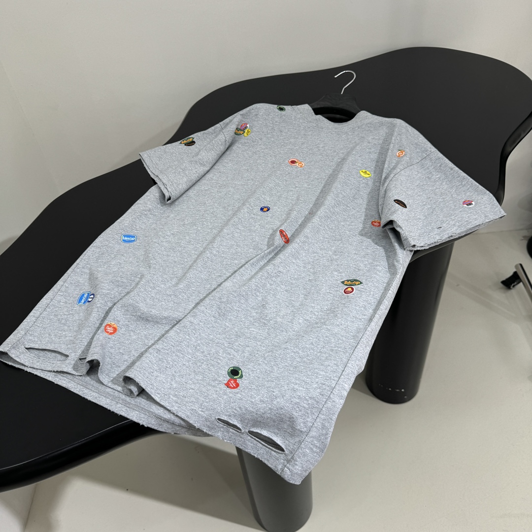 𝐵𝑎𝑙𝑒𝑛𝑐𝑖𝑎𝑔*25早春新品FRUITY中号版型T恤
褪色做旧灰色复古平纹针织面料
满饰fruity