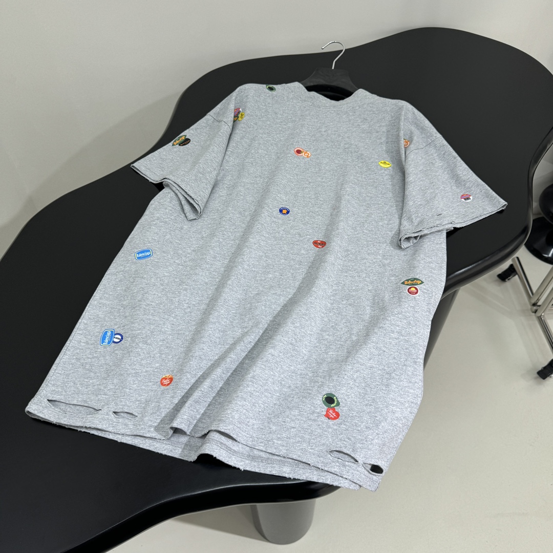 𝐵𝑎𝑙𝑒𝑛𝑐𝑖𝑎𝑔*25早春新品FRUITY中号版型T恤
褪色做旧灰色复古平纹针织面料
满饰fruity