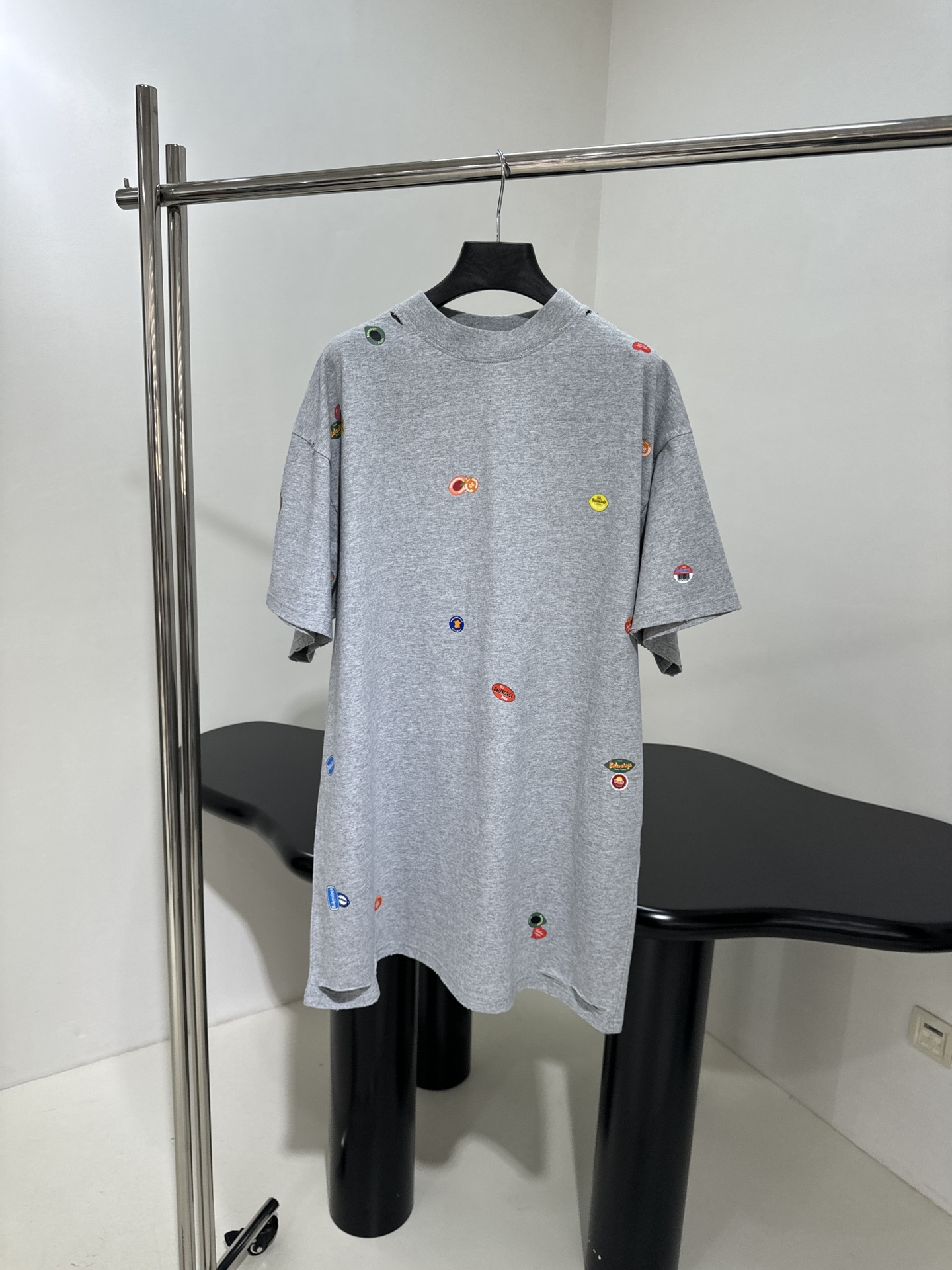 𝐵𝑎𝑙𝑒𝑛𝑐𝑖𝑎𝑔*25早春新品FRUITY中号版型T恤
褪色做旧灰色复古平纹针织面料
满饰fruity