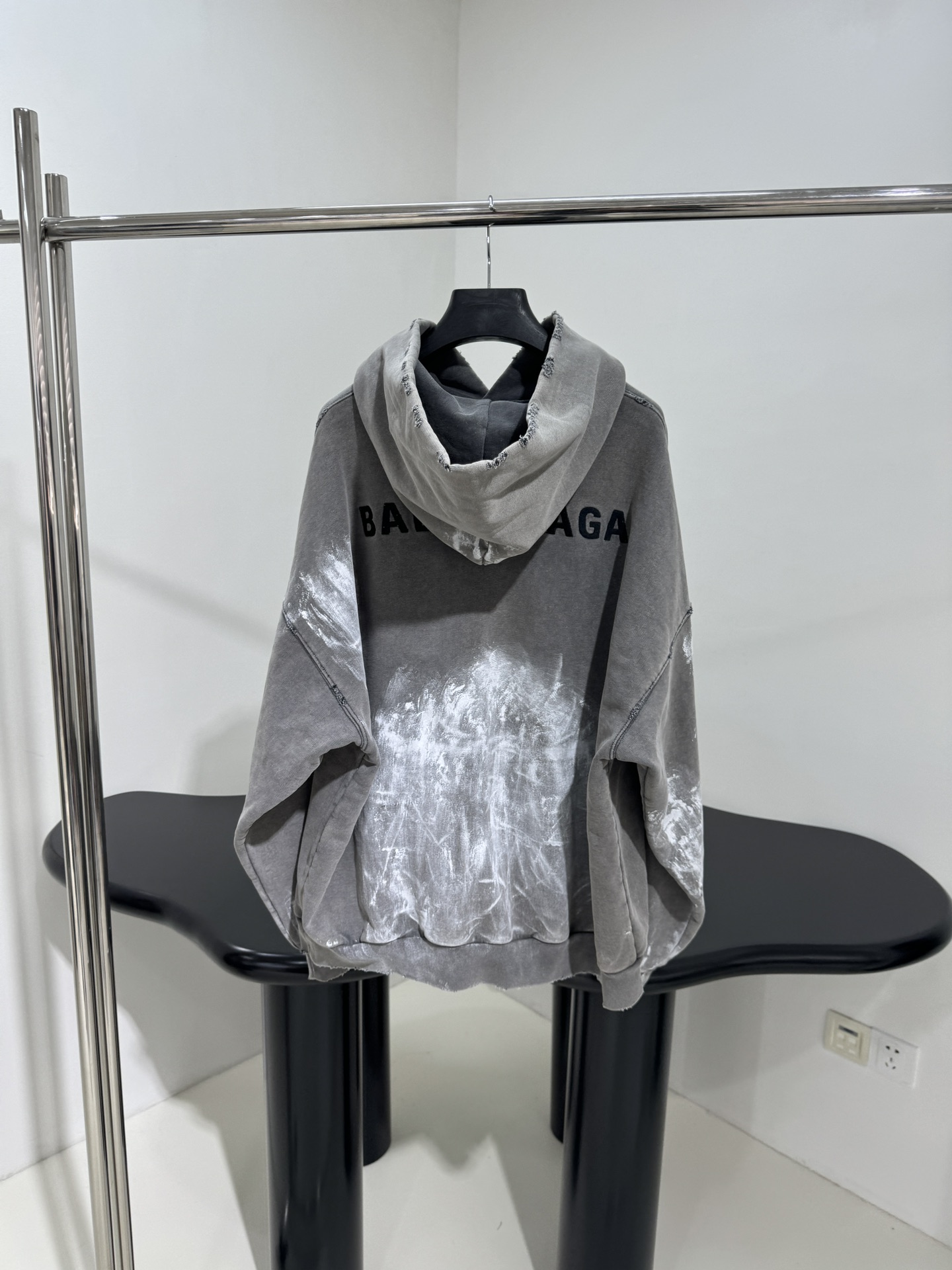 𝐵𝑎𝑙𝑒𝑛𝑐𝑖𝑎𝑔*新品大版型连帽卫衣
选用复古平纹针织面料
中性款型剪裁
正面背面饰BB motel艺