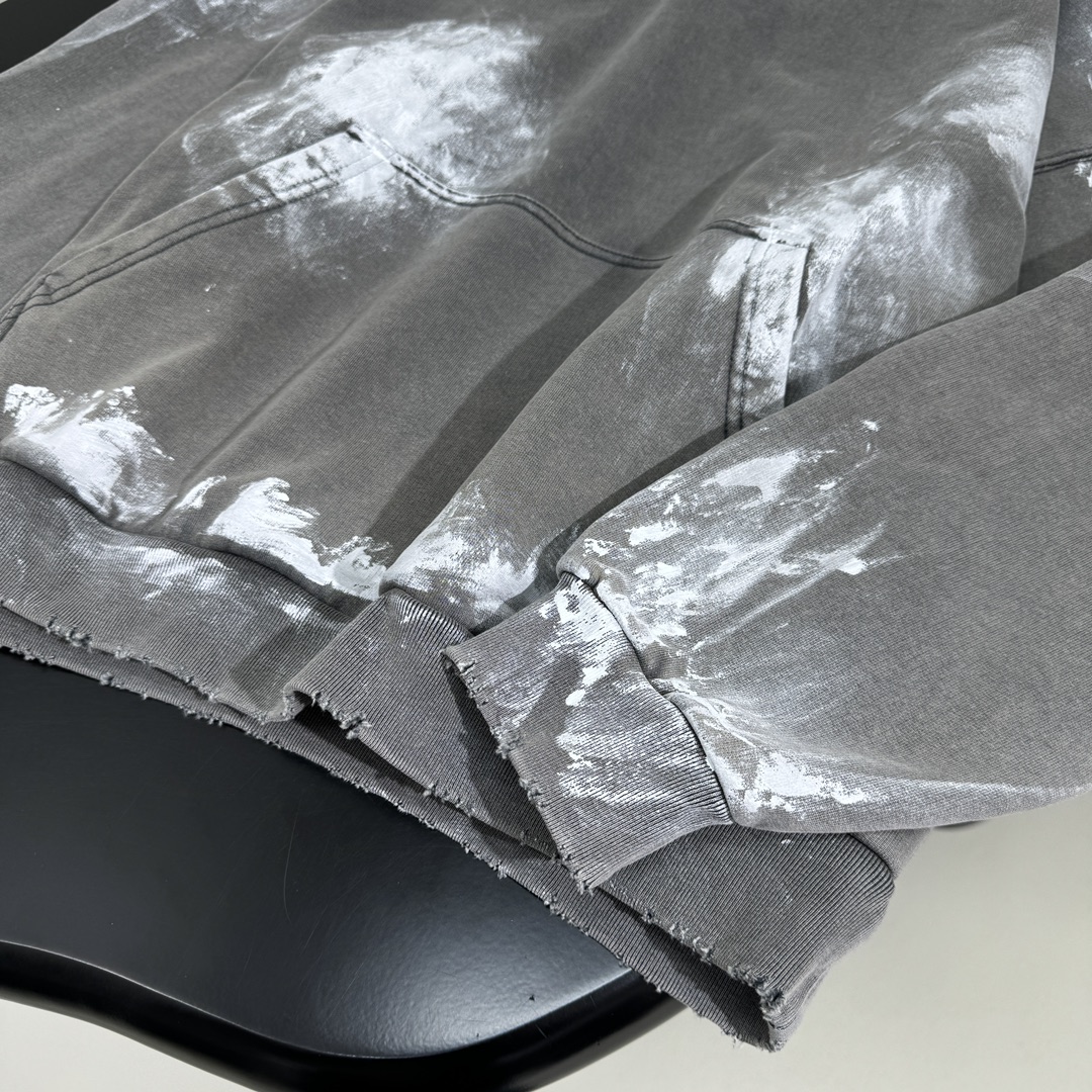 𝐵𝑎𝑙𝑒𝑛𝑐𝑖𝑎𝑔*新品大版型连帽卫衣
选用复古平纹针织面料
中性款型剪裁
正面背面饰BB motel艺