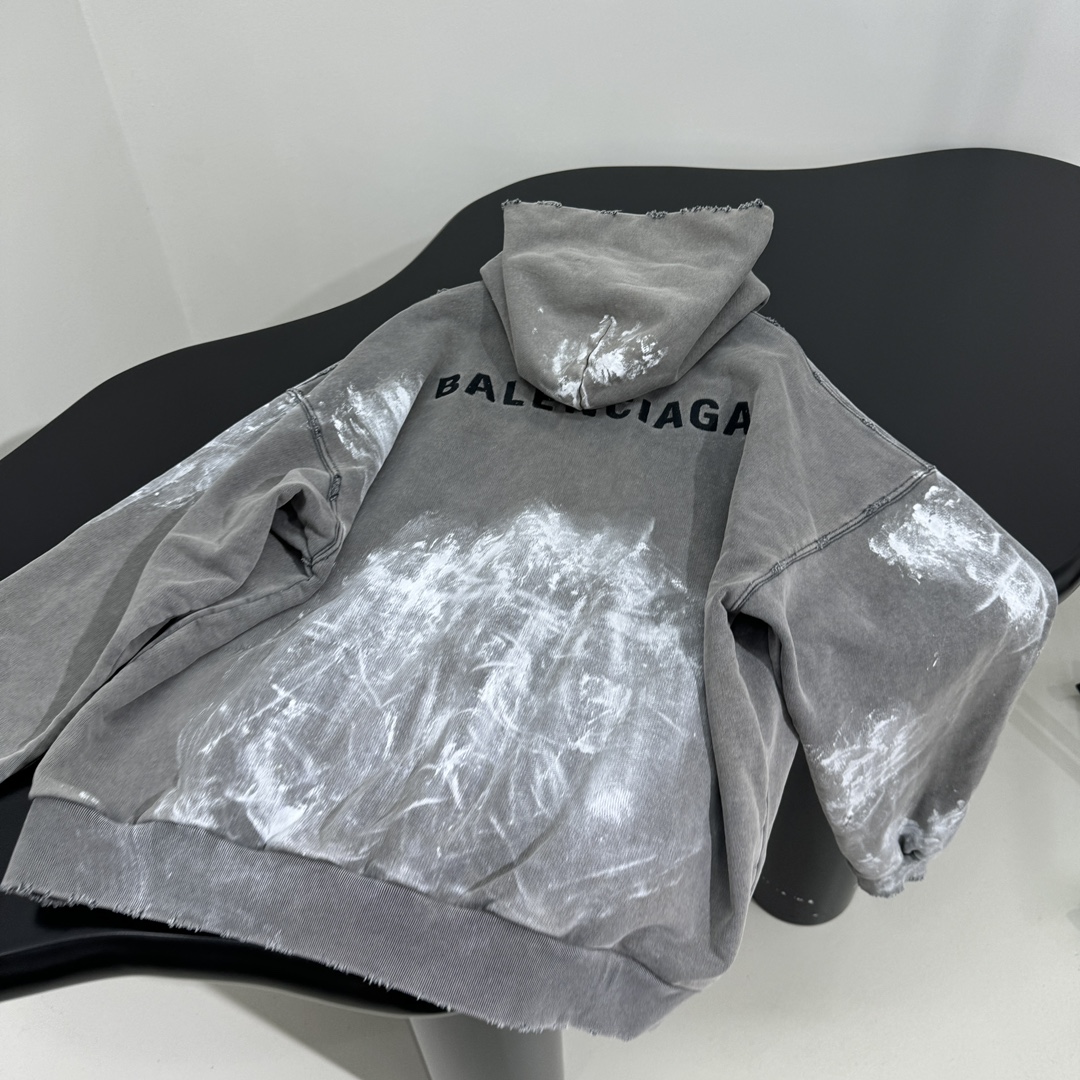 𝐵𝑎𝑙𝑒𝑛𝑐𝑖𝑎𝑔*新品大版型连帽卫衣
选用复古平纹针织面料
中性款型剪裁
正面背面饰BB motel艺
