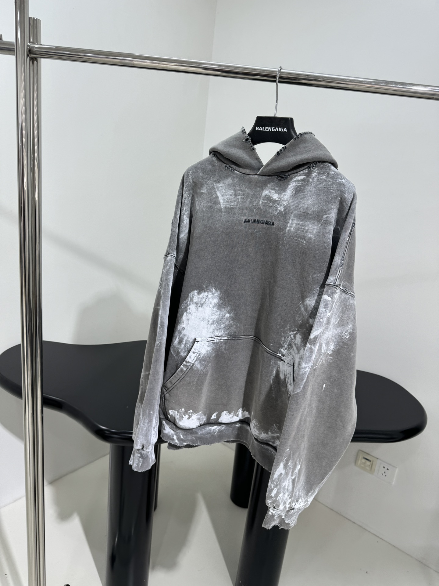 𝐵𝑎𝑙𝑒𝑛𝑐𝑖𝑎𝑔*新品大版型连帽卫衣
选用复古平纹针织面料
中性款型剪裁
正面背面饰BB motel艺