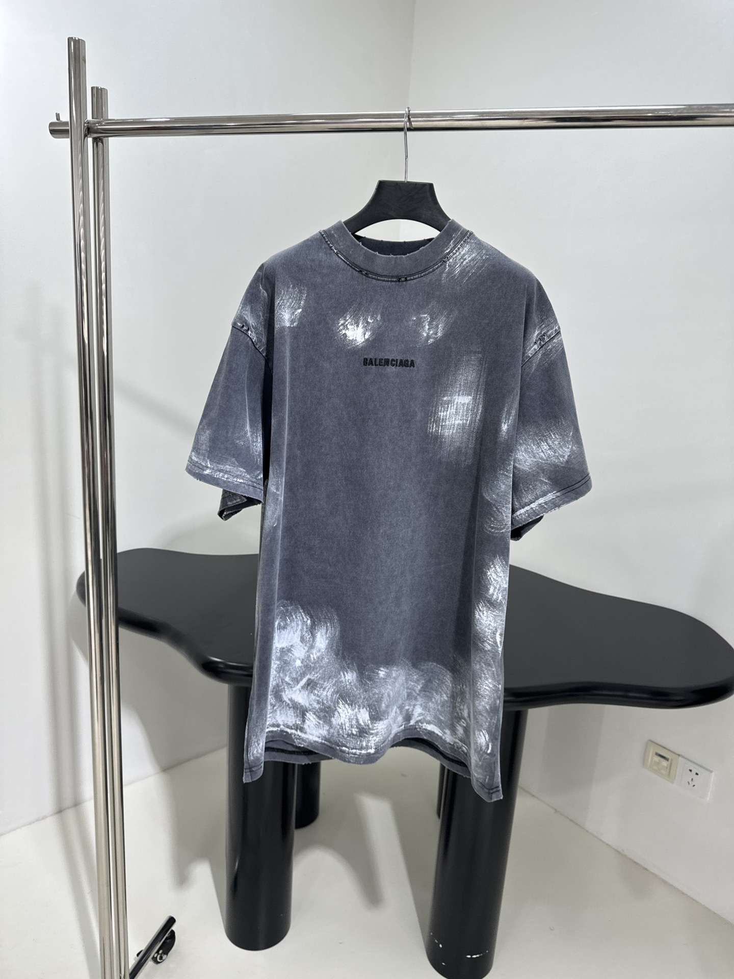 𝐵𝑎𝑙𝑒𝑛𝑐𝑖𝑎𝑔*新品大号版型T恤
选用复古平纹针织面料
中性款型剪裁
正面背面饰BB motel艺术