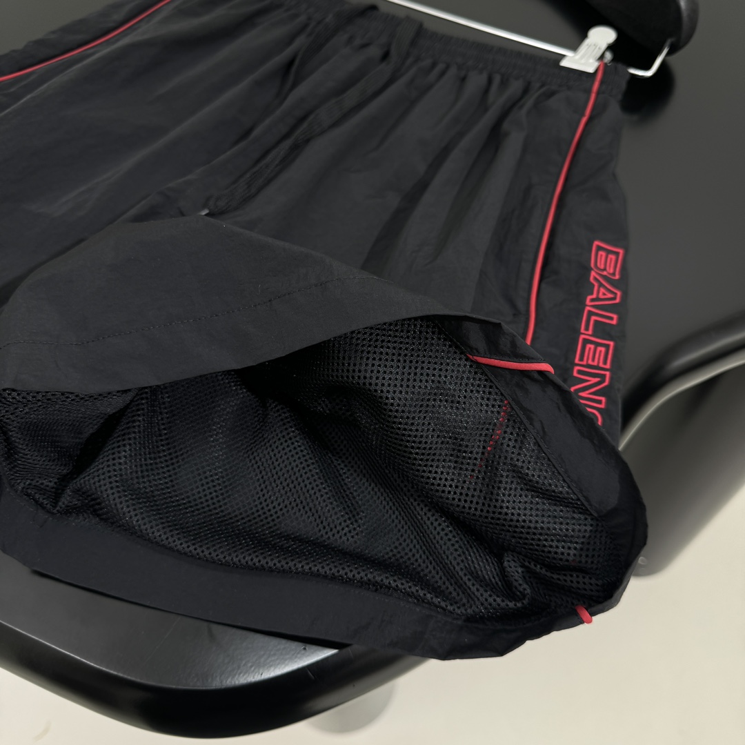 𝐵𝑎𝑙𝑒𝑛𝑐𝑖𝑎𝑔*新品城市系列LION CLUB休闲短裤
科技府绸面料
正面和侧边红色lion clu