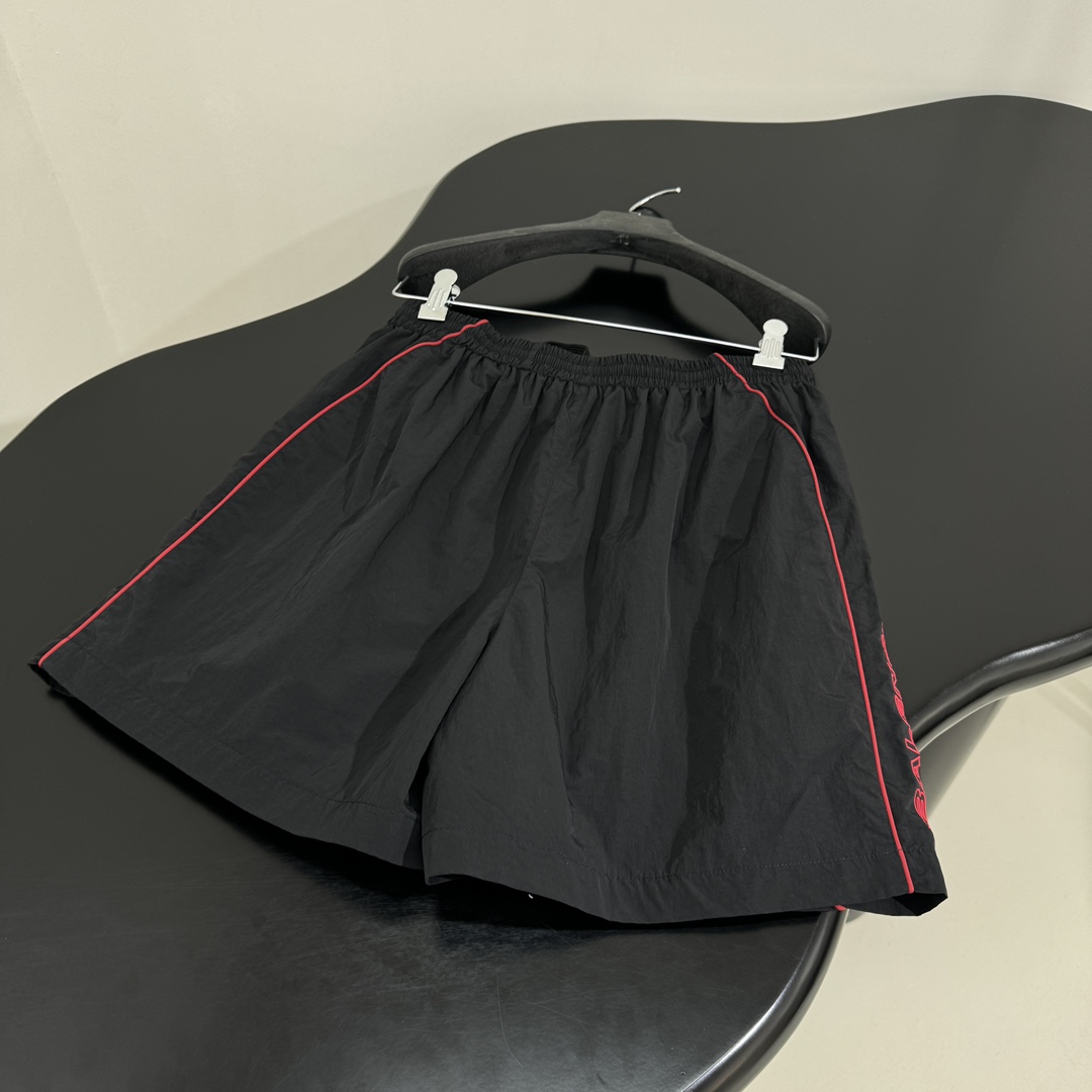 𝐵𝑎𝑙𝑒𝑛𝑐𝑖𝑎𝑔*新品城市系列LION CLUB休闲短裤
科技府绸面料
正面和侧边红色lion clu