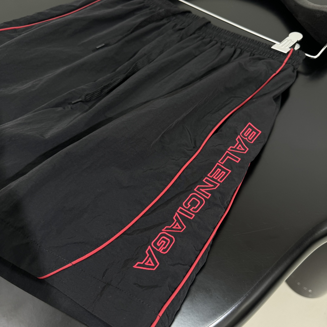 𝐵𝑎𝑙𝑒𝑛𝑐𝑖𝑎𝑔*新品城市系列LION CLUB休闲短裤
科技府绸面料
正面和侧边红色lion clu