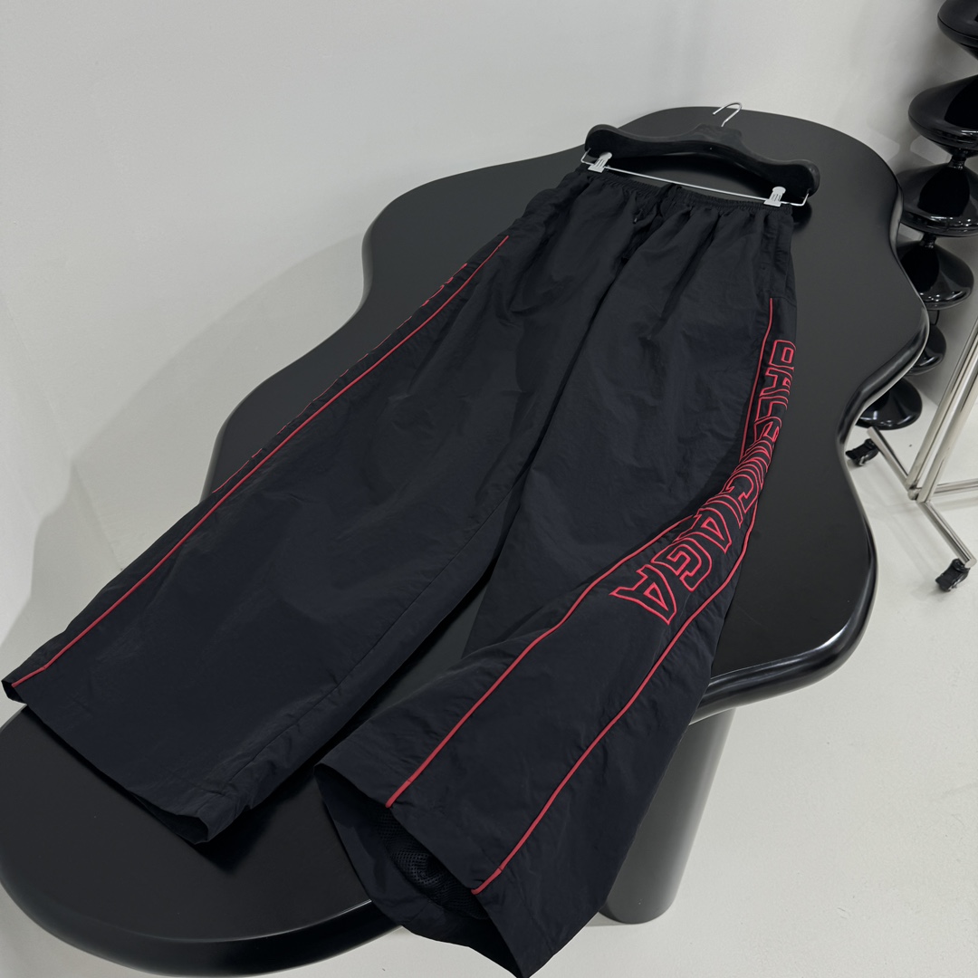 𝐵𝑎𝑙𝑒𝑛𝑐𝑖𝑎𝑔*新品城市系列LION CLUB休闲运动裤
科技府绸面料
正面和侧边红色lion cl