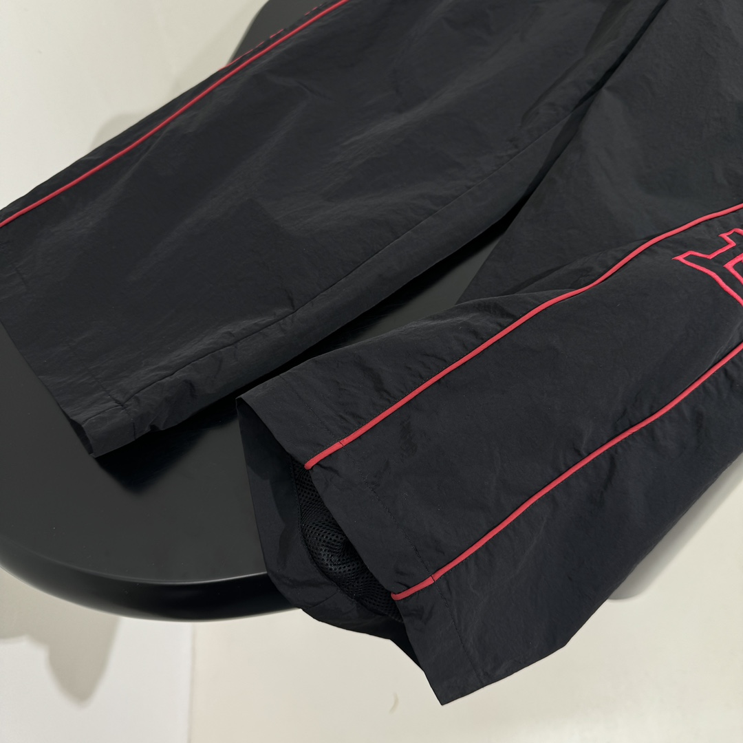 𝐵𝑎𝑙𝑒𝑛𝑐𝑖𝑎𝑔*新品城市系列LION CLUB休闲运动裤
科技府绸面料
正面和侧边红色lion cl