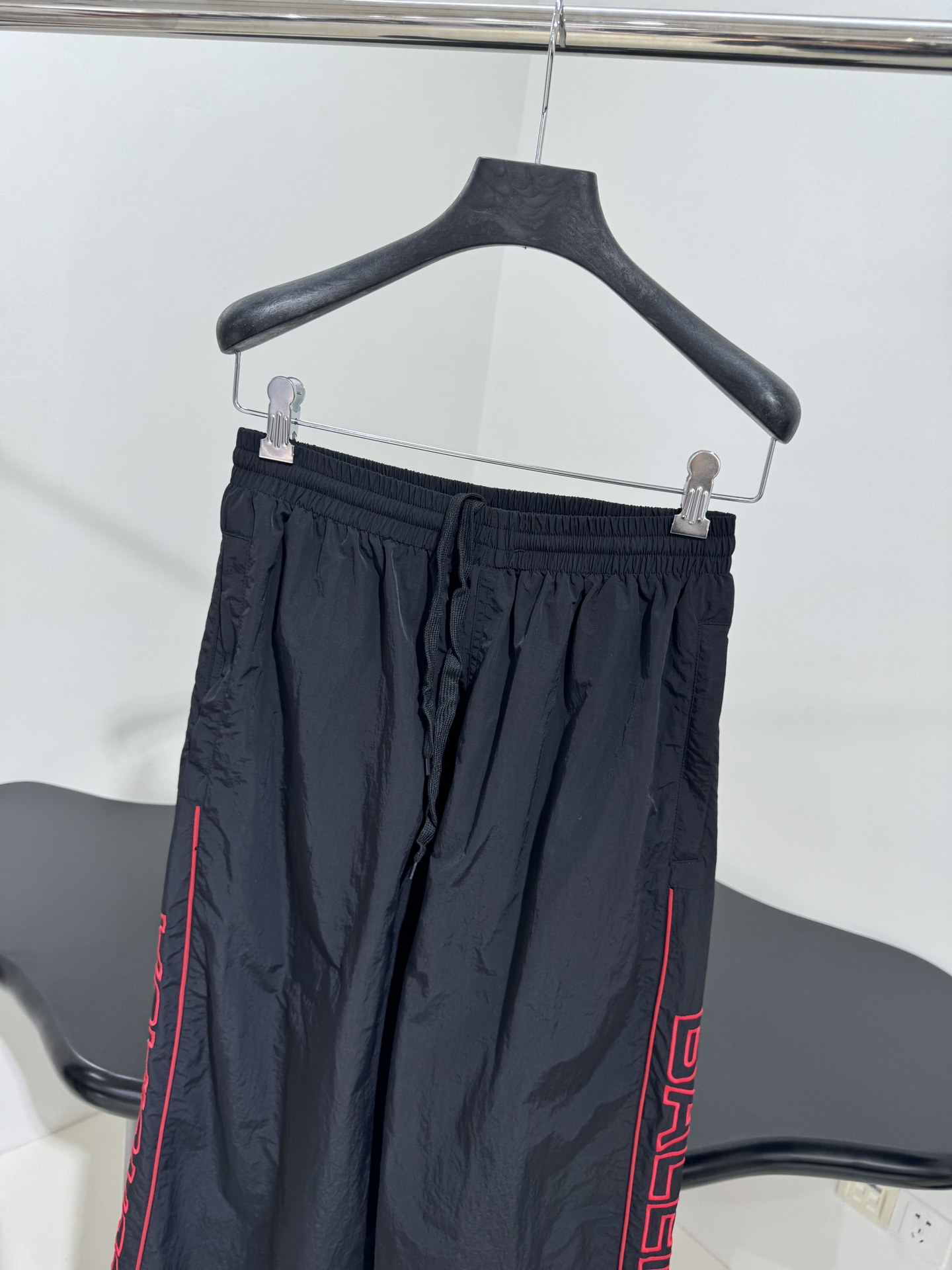 𝐵𝑎𝑙𝑒𝑛𝑐𝑖𝑎𝑔*新品城市系列LION CLUB休闲运动裤
科技府绸面料
正面和侧边红色lion cl