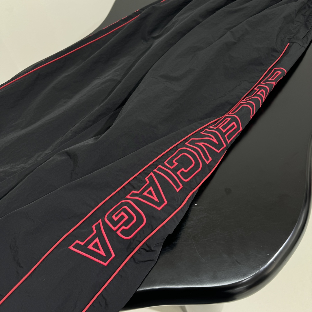 𝐵𝑎𝑙𝑒𝑛𝑐𝑖𝑎𝑔*新品城市系列LION CLUB休闲运动裤
科技府绸面料
正面和侧边红色lion cl