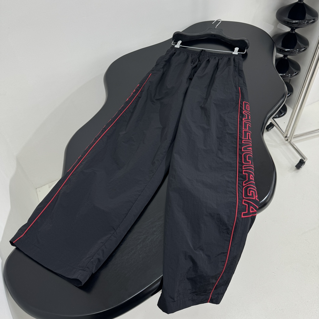 𝐵𝑎𝑙𝑒𝑛𝑐𝑖𝑎𝑔*新品城市系列LION CLUB休闲运动裤
科技府绸面料
正面和侧边红色lion cl