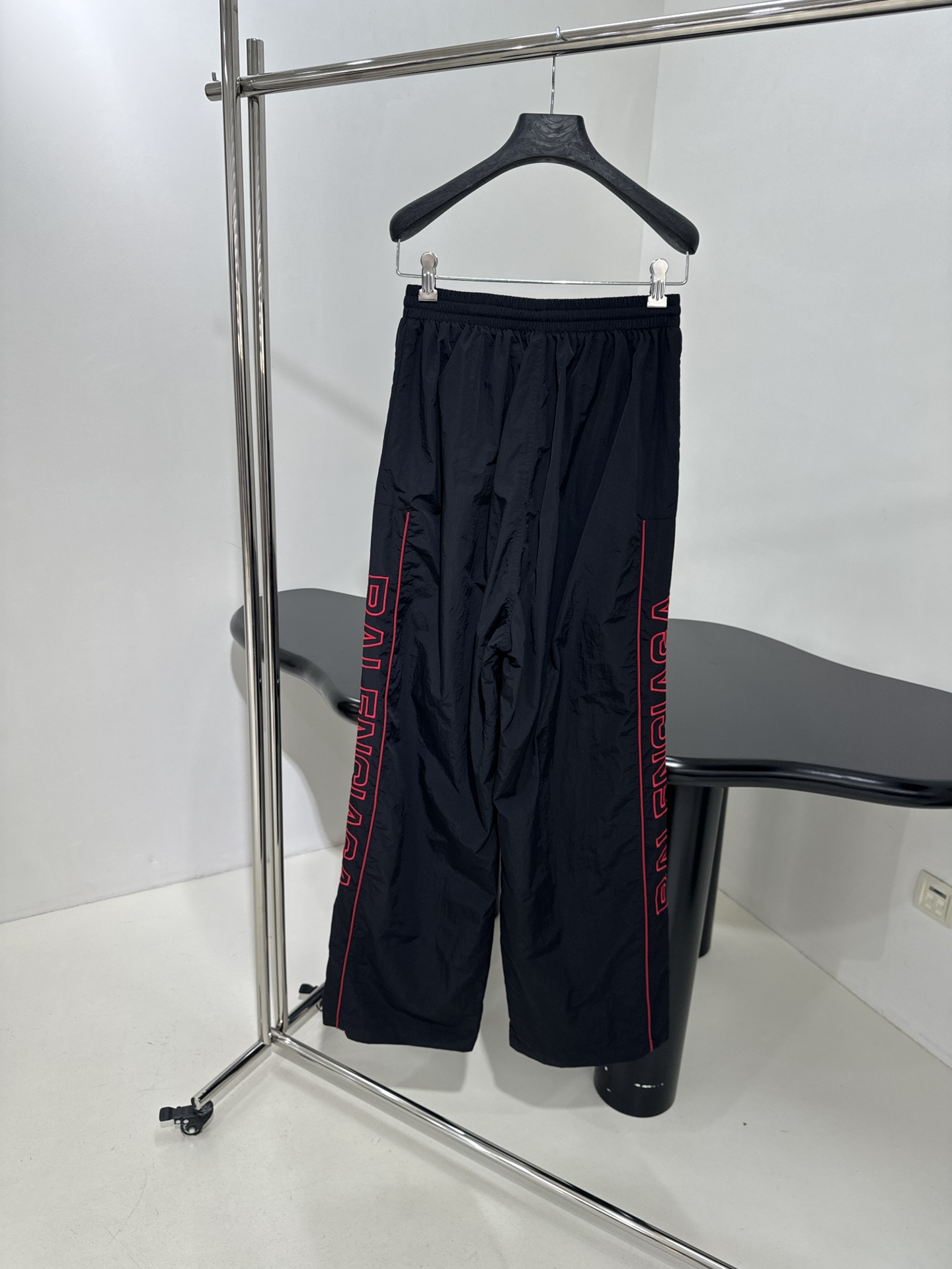 𝐵𝑎𝑙𝑒𝑛𝑐𝑖𝑎𝑔*新品城市系列LION CLUB休闲运动裤
科技府绸面料
正面和侧边红色lion cl