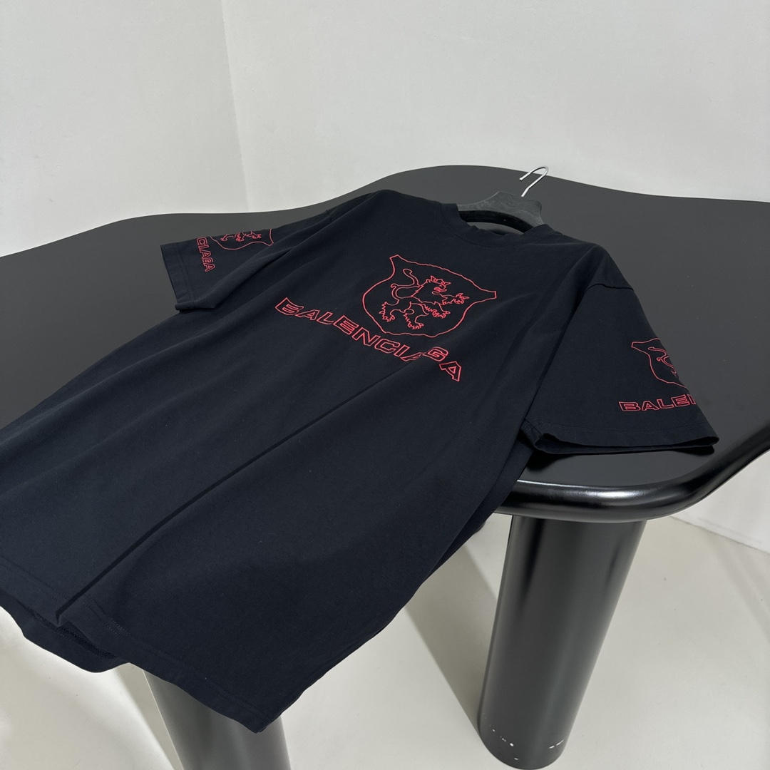 𝐵𝑎𝑙𝑒𝑛𝑐𝑖𝑎𝑔*新品城市系列LION CLUB圆领短袖
复古平纹针织面料
正面和背面红色lion c