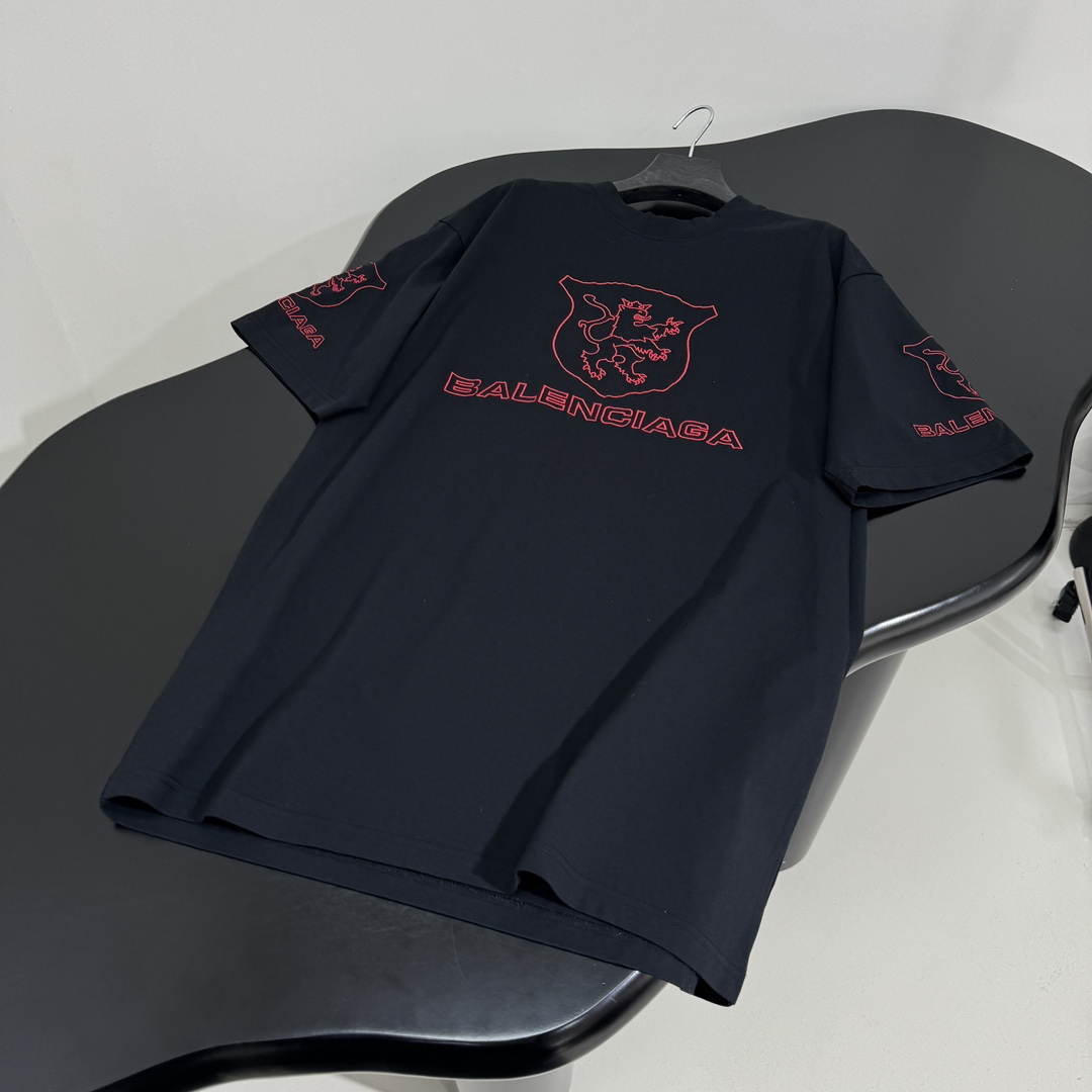 𝐵𝑎𝑙𝑒𝑛𝑐𝑖𝑎𝑔*新品城市系列LION CLUB圆领短袖
复古平纹针织面料
正面和背面红色lion c
