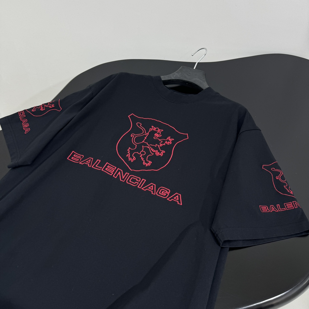 𝐵𝑎𝑙𝑒𝑛𝑐𝑖𝑎𝑔*新品城市系列LION CLUB圆领短袖
复古平纹针织面料
正面和背面红色lion c