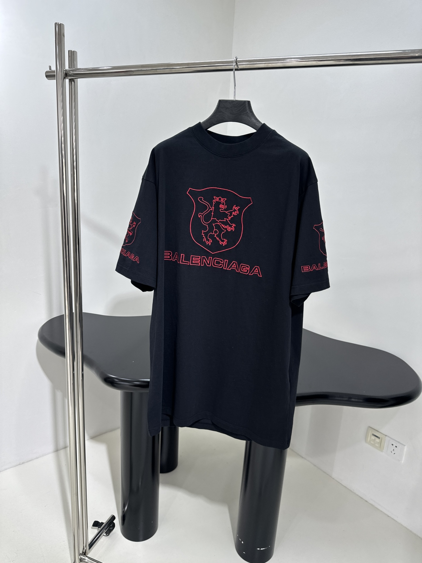 𝐵𝑎𝑙𝑒𝑛𝑐𝑖𝑎𝑔*新品城市系列LION CLUB圆领短袖
复古平纹针织面料
正面和背面红色lion c