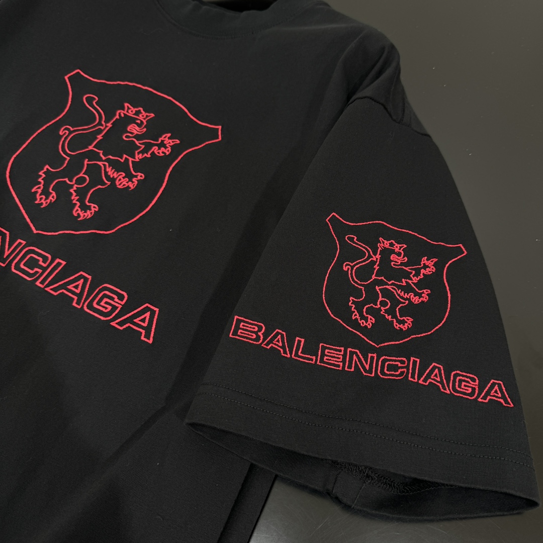 𝐵𝑎𝑙𝑒𝑛𝑐𝑖𝑎𝑔*新品城市系列LION CLUB圆领短袖
复古平纹针织面料
正面和背面红色lion c