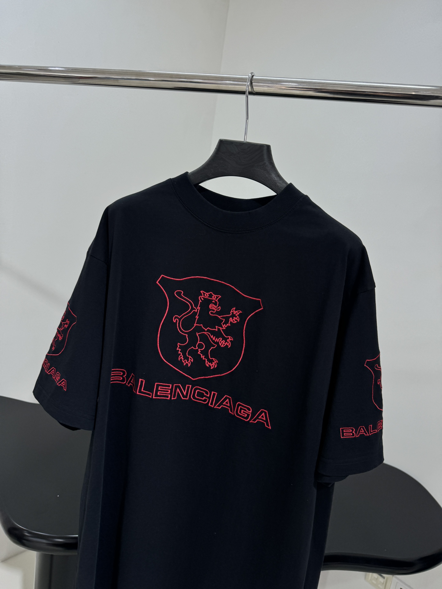 𝐵𝑎𝑙𝑒𝑛𝑐𝑖𝑎𝑔*新品城市系列LION CLUB圆领短袖
复古平纹针织面料
正面和背面红色lion c