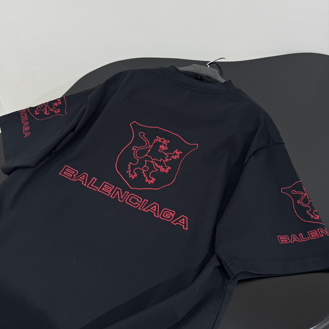 𝐵𝑎𝑙𝑒𝑛𝑐𝑖𝑎𝑔*新品城市系列LION CLUB圆领短袖
复古平纹针织面料
正面和背面红色lion c