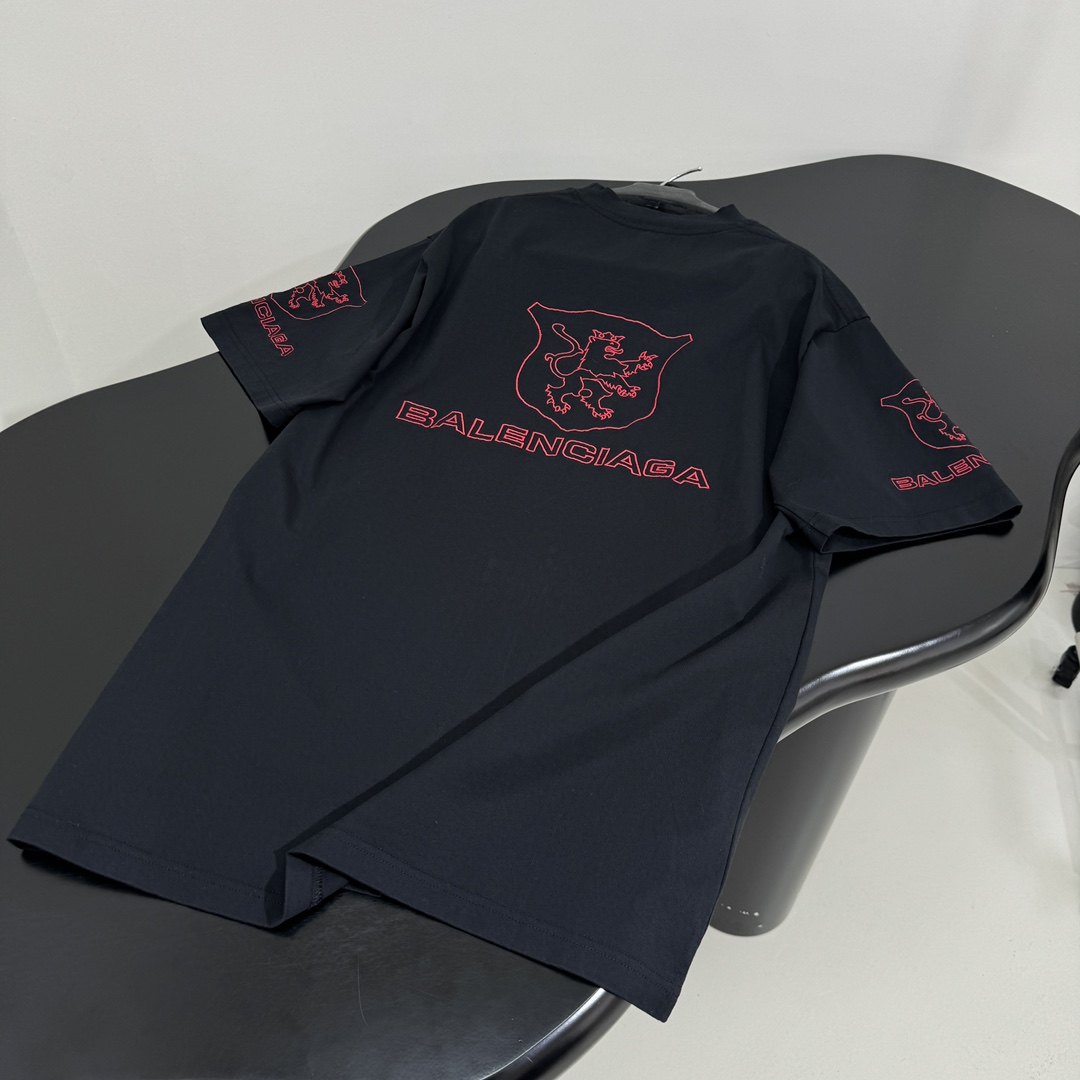 𝐵𝑎𝑙𝑒𝑛𝑐𝑖𝑎𝑔*新品城市系列LION CLUB圆领短袖
复古平纹针织面料
正面和背面红色lion c