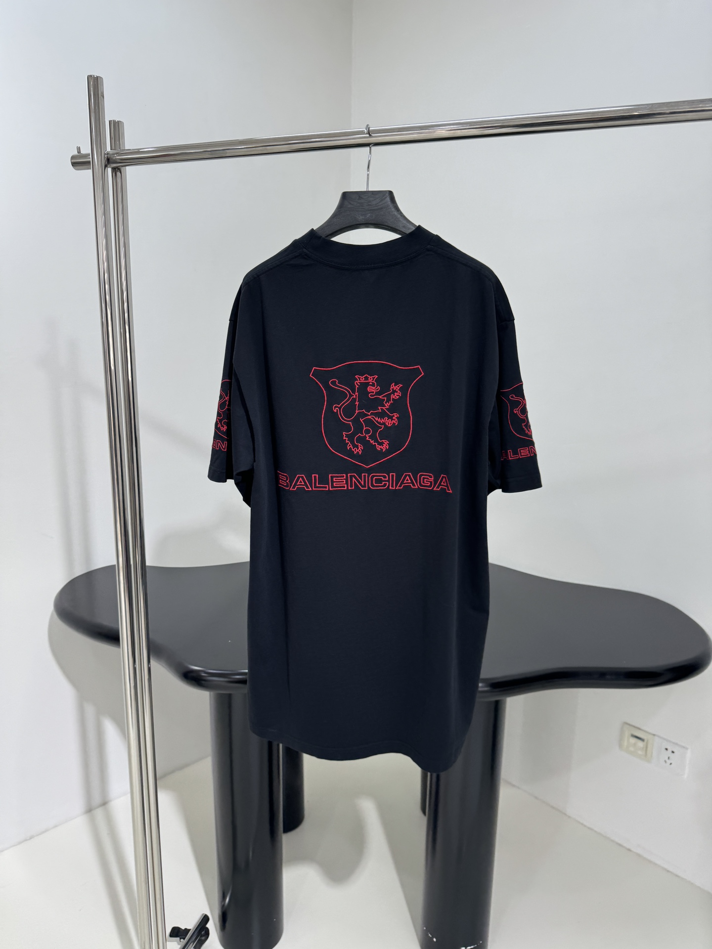 𝐵𝑎𝑙𝑒𝑛𝑐𝑖𝑎𝑔*新品城市系列LION CLUB圆领短袖
复古平纹针织面料
正面和背面红色lion c