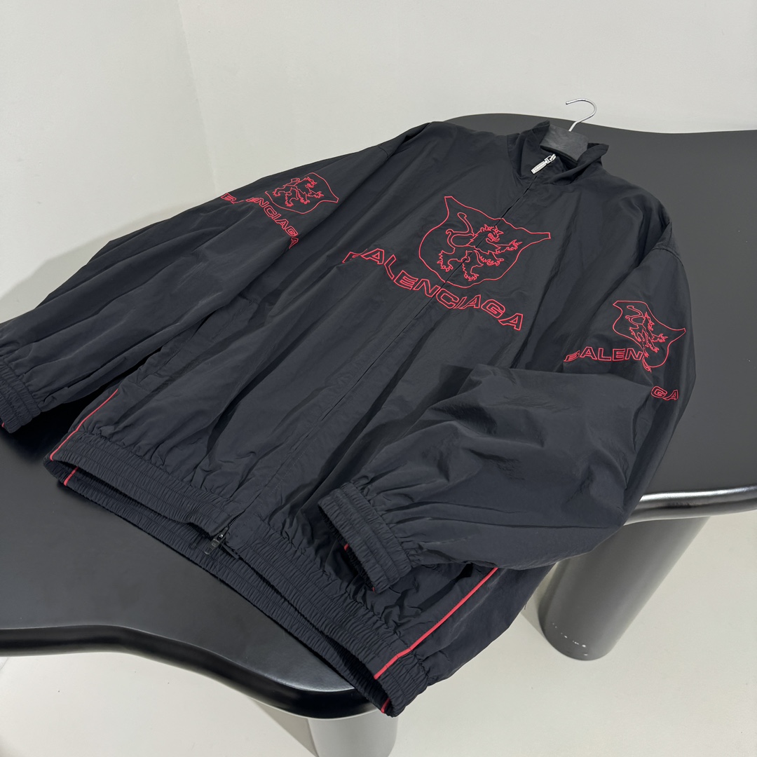𝐵𝑎𝑙𝑒𝑛𝑐𝑖𝑎𝑔*新品城市系列LION CLUB冲锋衣外套
科技府绸面料
正面和侧边红色lion cl