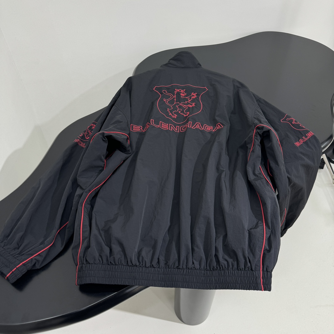 𝐵𝑎𝑙𝑒𝑛𝑐𝑖𝑎𝑔*新品城市系列LION CLUB冲锋衣外套
科技府绸面料
正面和侧边红色lion cl