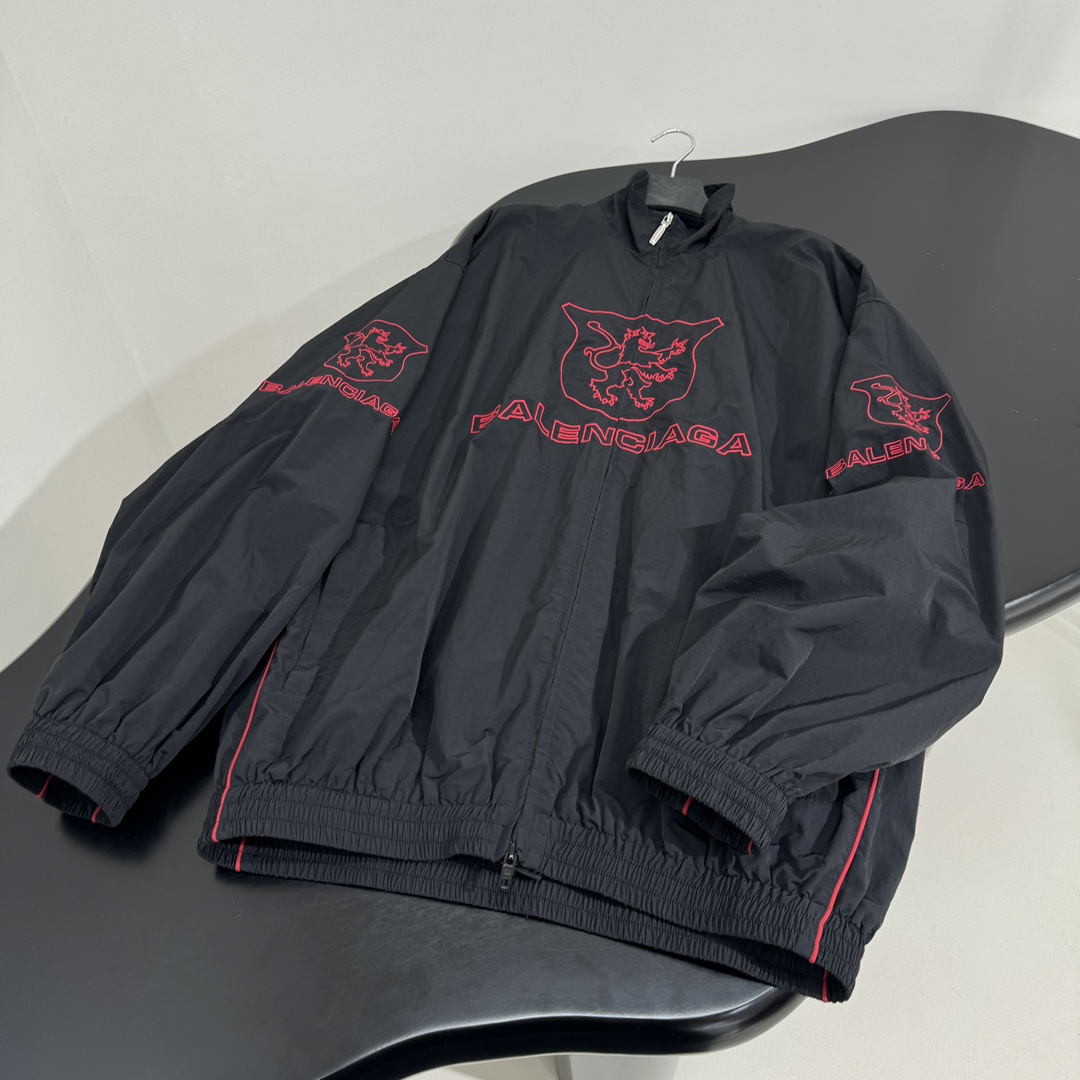 𝐵𝑎𝑙𝑒𝑛𝑐𝑖𝑎𝑔*新品城市系列LION CLUB冲锋衣外套
科技府绸面料
正面和侧边红色lion cl
