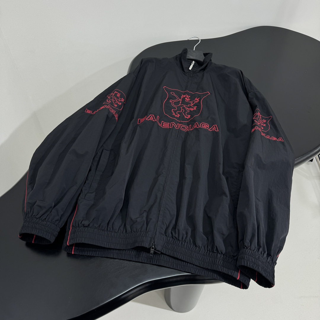 𝐵𝑎𝑙𝑒𝑛𝑐𝑖𝑎𝑔*新品城市系列LION CLUB冲锋衣外套
科技府绸面料
正面和侧边红色lion cl