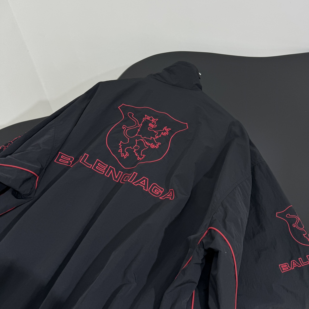 𝐵𝑎𝑙𝑒𝑛𝑐𝑖𝑎𝑔*新品城市系列LION CLUB冲锋衣外套
科技府绸面料
正面和侧边红色lion cl