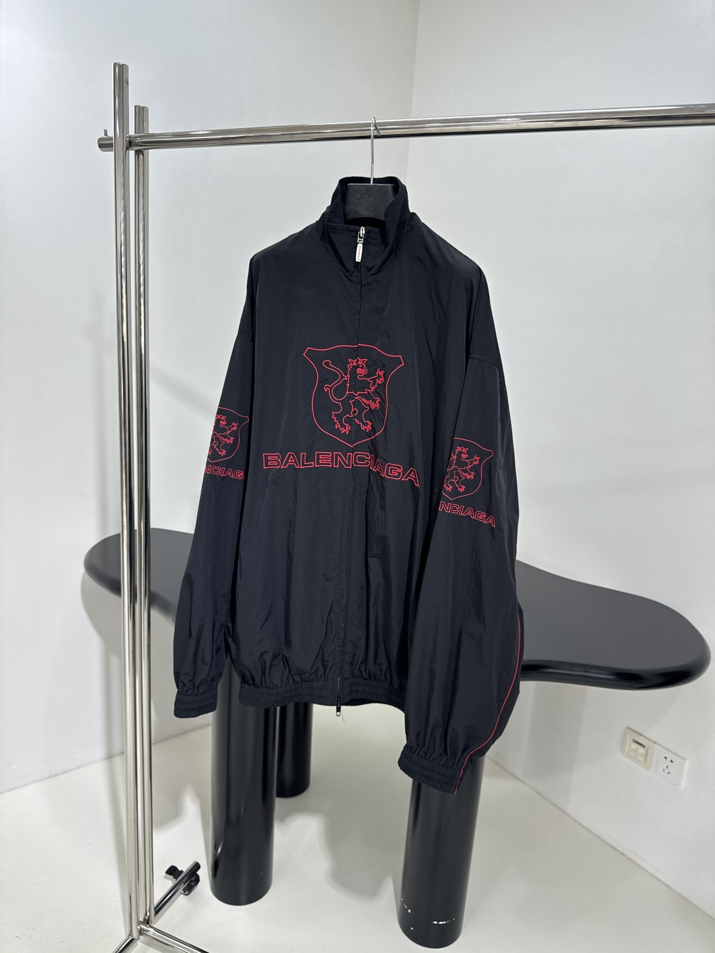 𝐵𝑎𝑙𝑒𝑛𝑐𝑖𝑎𝑔*新品城市系列LION CLUB冲锋衣外套
科技府绸面料
正面和侧边红色lion cl