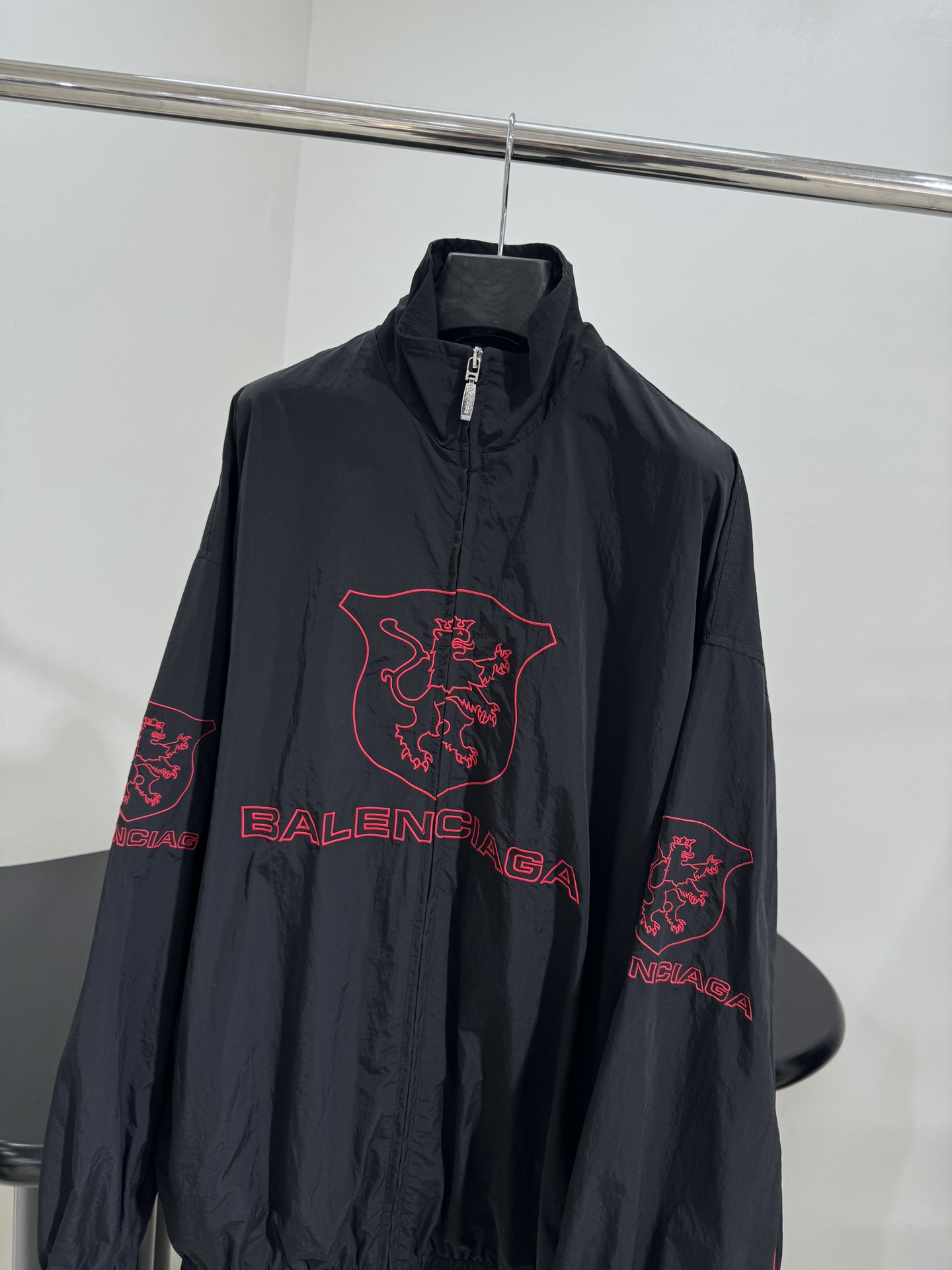 𝐵𝑎𝑙𝑒𝑛𝑐𝑖𝑎𝑔*新品城市系列LION CLUB冲锋衣外套
科技府绸面料
正面和侧边红色lion cl