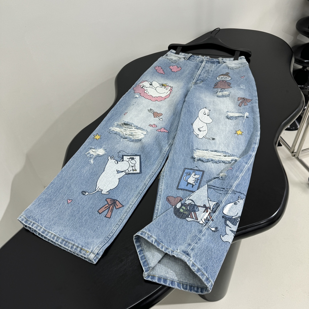 𝐴𝑛𝑐𝑒*𝑠𝑡𝑢𝑑𝑖𝑜X MOOMIN 卡通印花牛仔裤
水洗牛仔面料
全身定位卡通印花
水洗做旧破洞效果