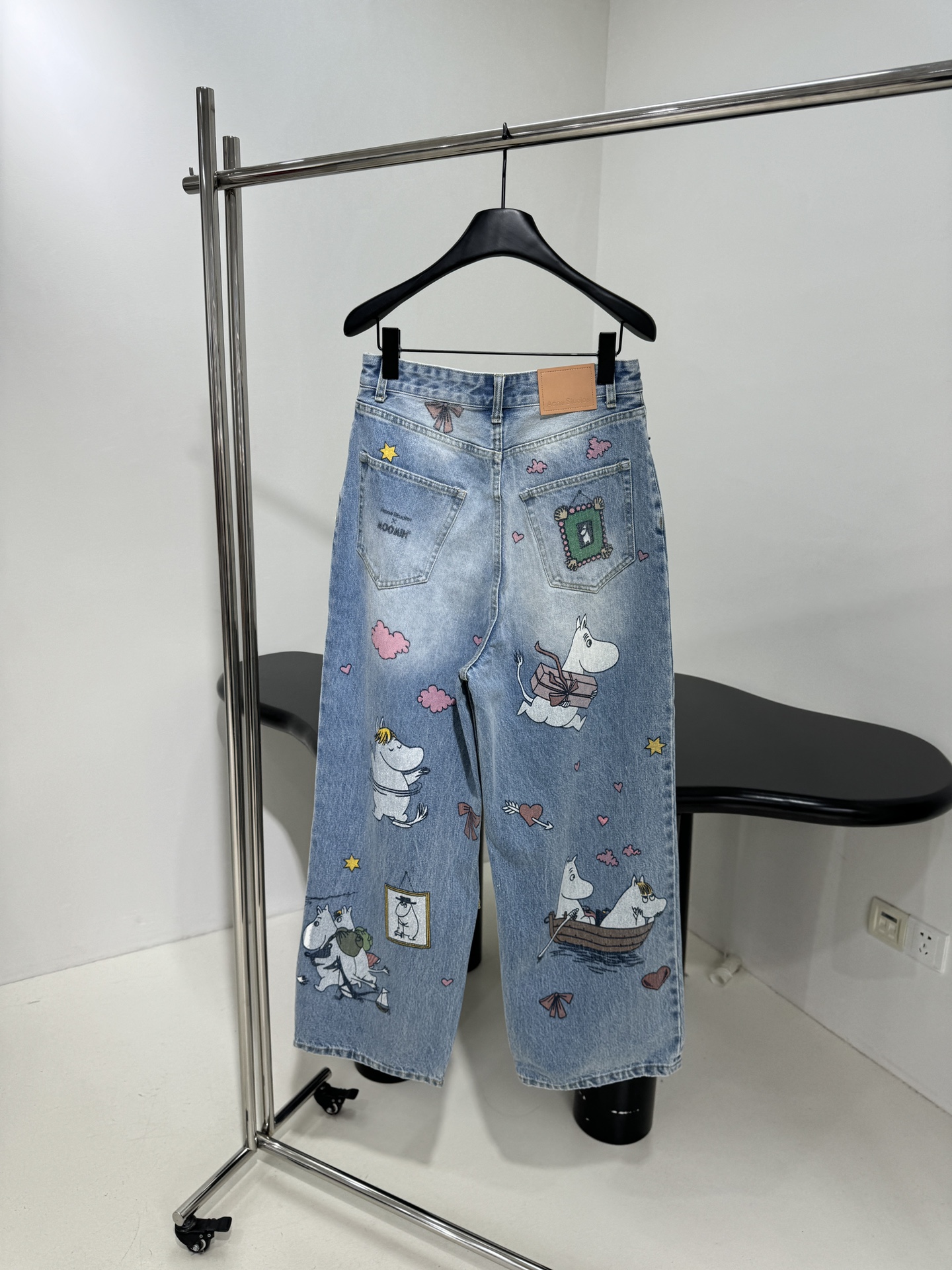 𝐴𝑛𝑐𝑒*𝑠𝑡𝑢𝑑𝑖𝑜X MOOMIN 卡通印花牛仔裤
水洗牛仔面料
全身定位卡通印花
水洗做旧破洞效果