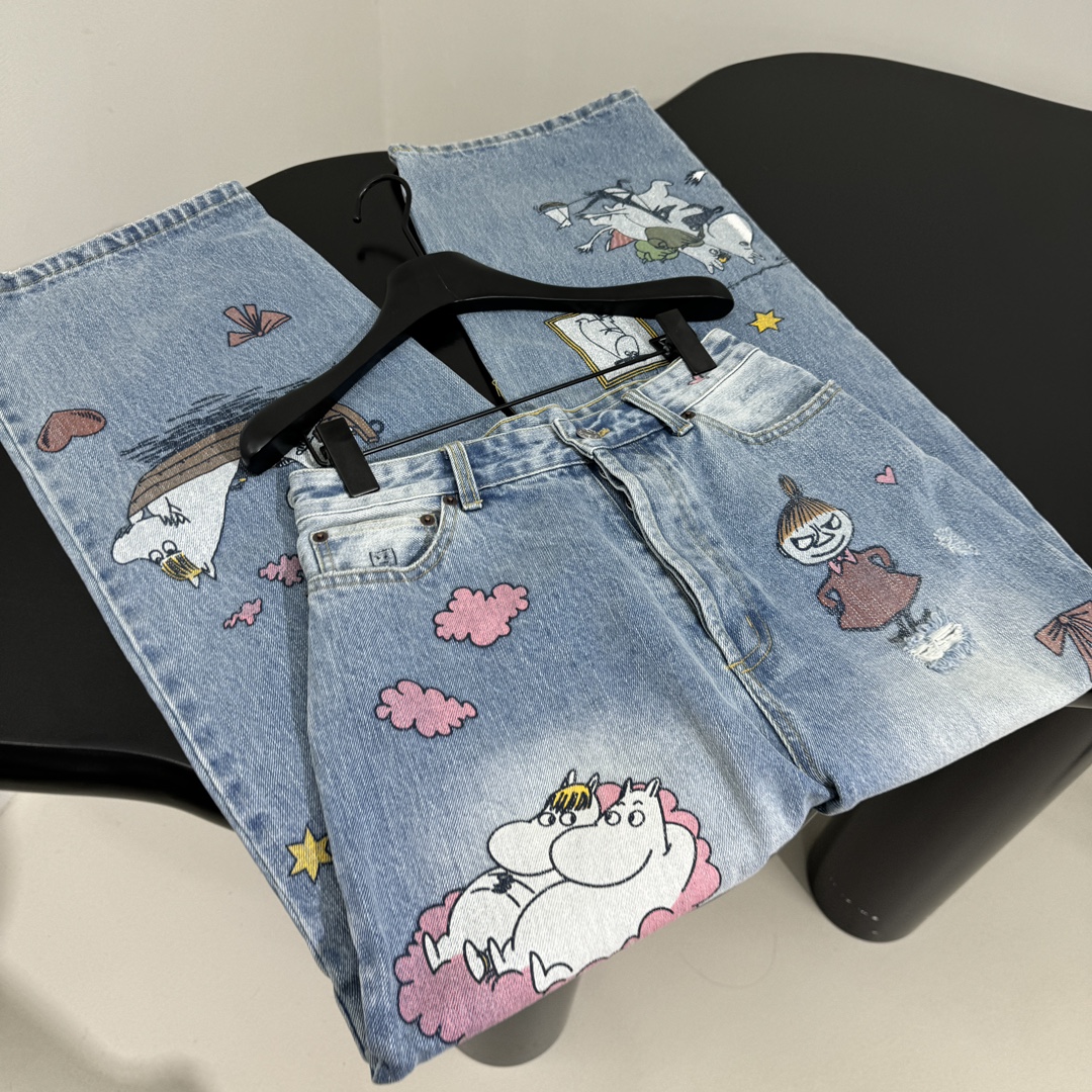 𝐴𝑛𝑐𝑒*𝑠𝑡𝑢𝑑𝑖𝑜X MOOMIN 卡通印花牛仔裤
水洗牛仔面料
全身定位卡通印花
水洗做旧破洞效果