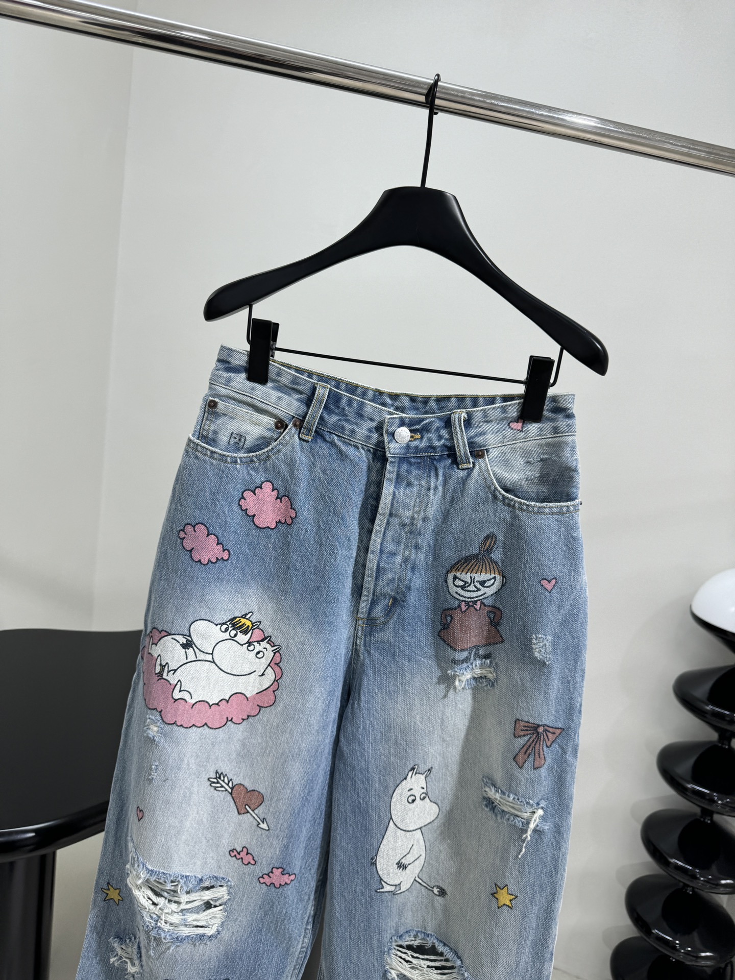 𝐴𝑛𝑐𝑒*𝑠𝑡𝑢𝑑𝑖𝑜X MOOMIN 卡通印花牛仔裤
水洗牛仔面料
全身定位卡通印花
水洗做旧破洞效果