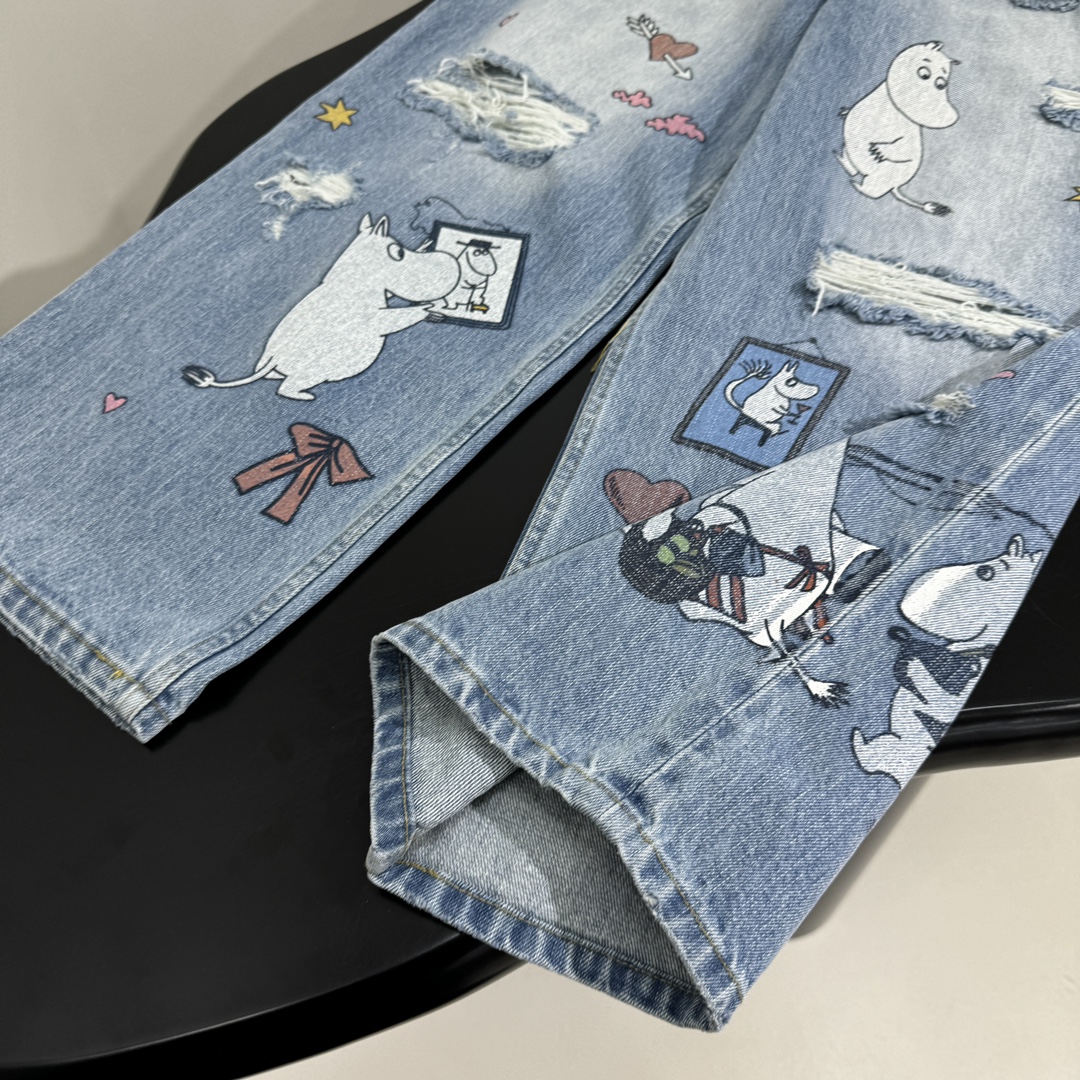 𝐴𝑛𝑐𝑒*𝑠𝑡𝑢𝑑𝑖𝑜X MOOMIN 卡通印花牛仔裤
水洗牛仔面料
全身定位卡通印花
水洗做旧破洞效果