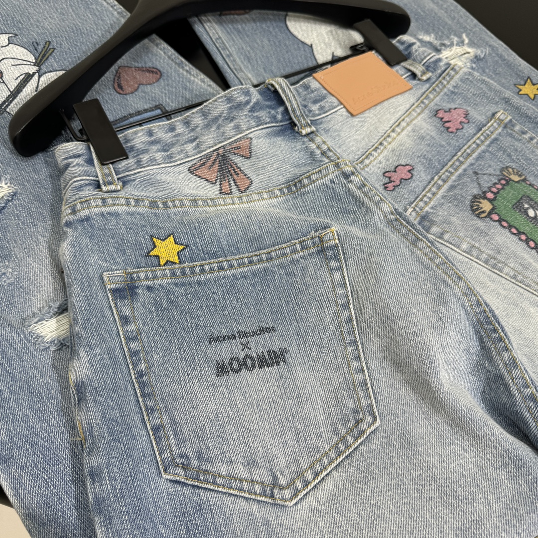 𝐴𝑛𝑐𝑒*𝑠𝑡𝑢𝑑𝑖𝑜X MOOMIN 卡通印花牛仔裤
水洗牛仔面料
全身定位卡通印花
水洗做旧破洞效果