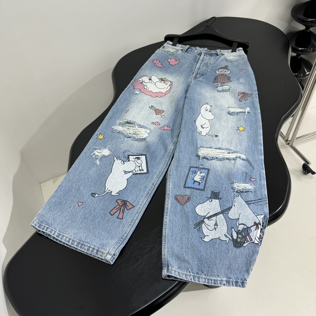 𝐴𝑛𝑐𝑒*𝑠𝑡𝑢𝑑𝑖𝑜X MOOMIN 卡通印花牛仔裤
水洗牛仔面料
全身定位卡通印花
水洗做旧破洞效果