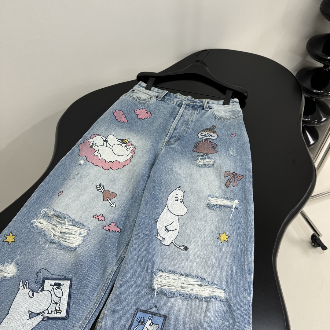 𝐴𝑛𝑐𝑒*𝑠𝑡𝑢𝑑𝑖𝑜X MOOMIN 卡通印花牛仔裤
水洗牛仔面料
全身定位卡通印花
水洗做旧破洞效果