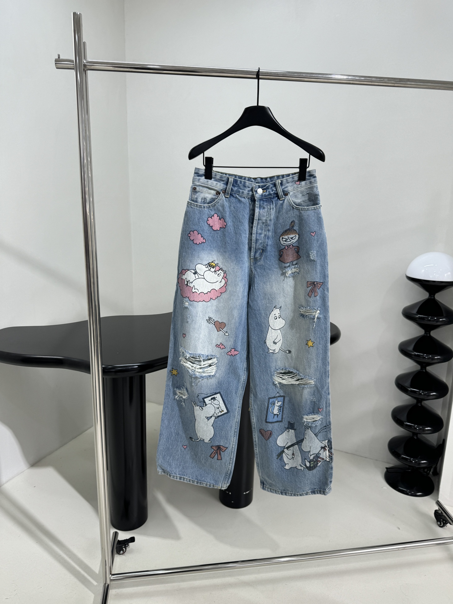 𝐴𝑛𝑐𝑒*𝑠𝑡𝑢𝑑𝑖𝑜X MOOMIN 卡通印花牛仔裤
水洗牛仔面料
全身定位卡通印花
水洗做旧破洞效果
