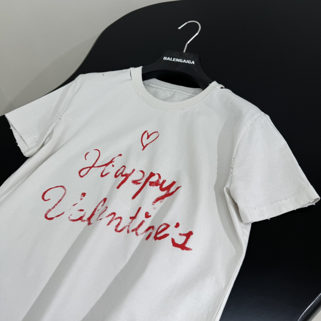𝐵𝑎𝑙𝑒𝑛𝑐𝑖𝑎𝑔*新品情人节LOVEY爱心❤️‍🔥T恤
复古平纹针织面料，女款小版修身剪裁
正面和衣袖