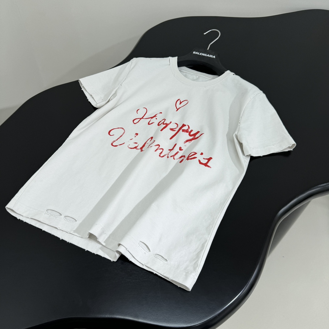 𝐵𝑎𝑙𝑒𝑛𝑐𝑖𝑎𝑔*新品情人节LOVEY爱心❤️‍🔥T恤
复古平纹针织面料，女款小版修身剪裁
正面和衣袖