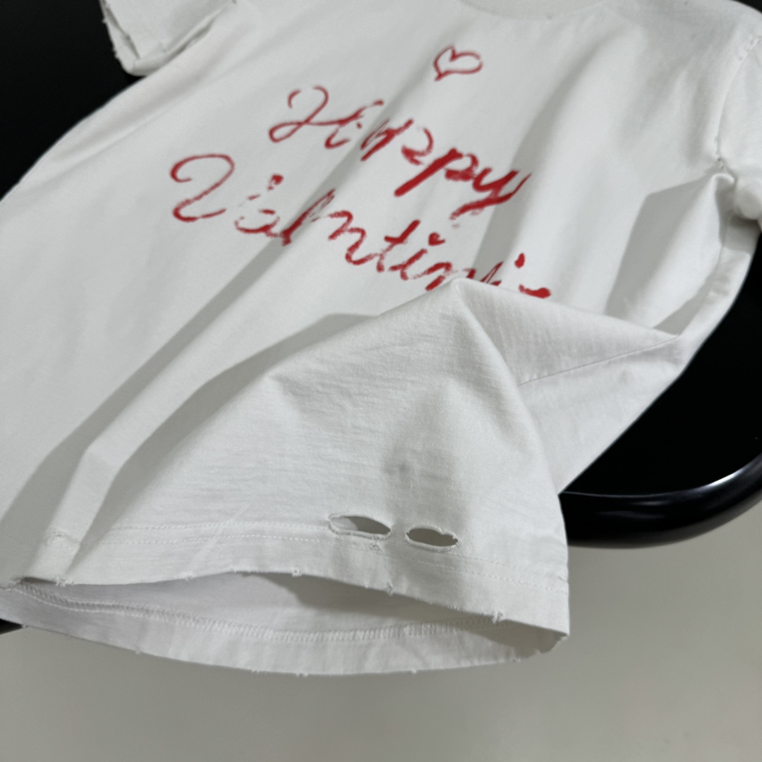𝐵𝑎𝑙𝑒𝑛𝑐𝑖𝑎𝑔*新品情人节LOVEY爱心❤️‍🔥T恤
复古平纹针织面料，女款小版修身剪裁
正面和衣袖