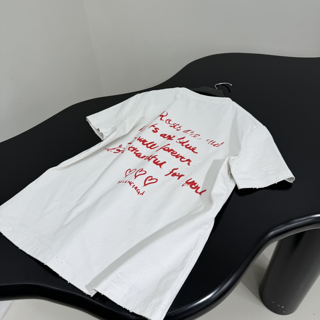 𝐵𝑎𝑙𝑒𝑛𝑐𝑖𝑎𝑔*新品情人节LOVEY爱心❤️‍🔥T恤
复古平纹针织面料，女款小版修身剪裁
正面和衣袖